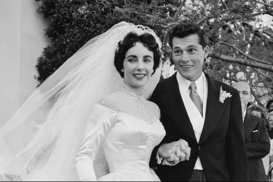 Mariée huit fois avec sept hommes différents, coup d'œil sur la vie conjugale de la célèbre actrice Liz Taylor 