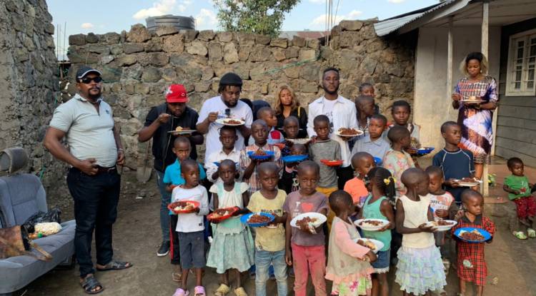 David Kadesi et Alain Kanzien fêtent leur anniversaire avec les enfants orphelins