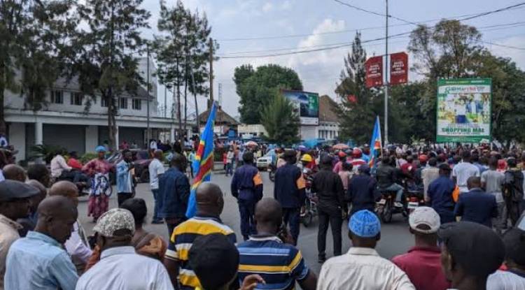 Les jeunes de Goma portent en triomphe la dépouille du militaire congolais tué à Gisenyi