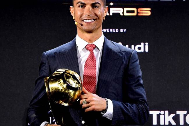 Cristiano Ronaldo, élu meilleur joueur du siècle aux Globe Soccer Awards à Dubaï !