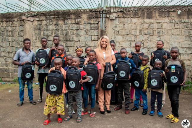 Au travers sa fondation, Rachel Hagumi porte secours aux plus démunis en ville de Goma