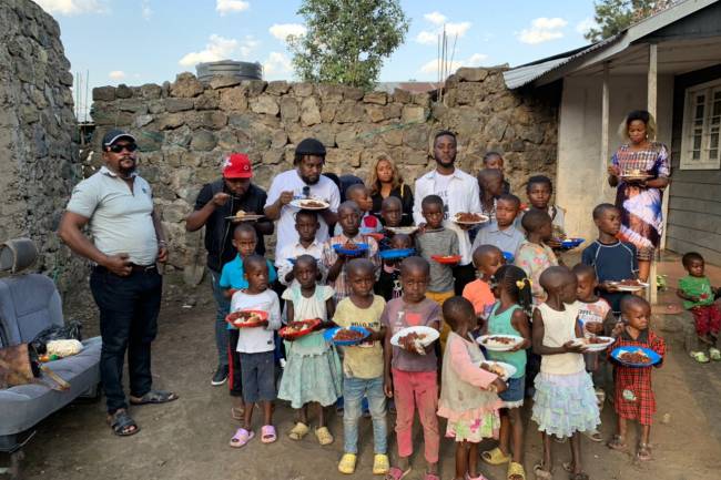 David Kadesi et Alain Kanzien fêtent leur anniversaire avec les enfants orphelins