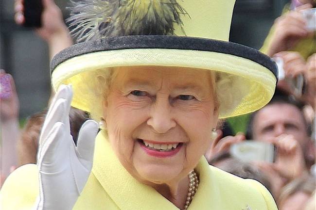 Élisabeth II d'Angleterre, la souveraine régnant depuis le plus longtemps et la plus âgée