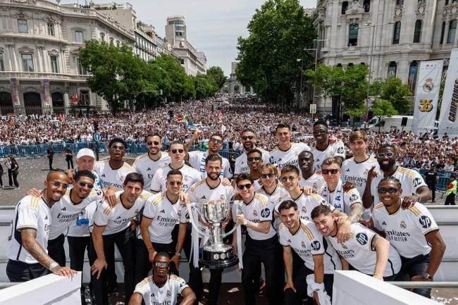 Le Real Madrid et ses supporters célèbrent leur 36e titre de champion d'Espagne sur la Plaza de Cibeles