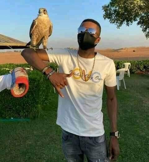 Gaz Mawete pose avec un oiseau